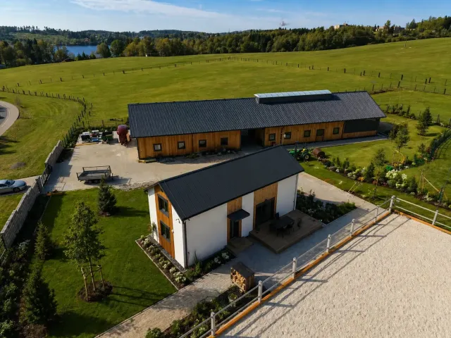 Typovým domem možnosti nekončí. Loft v Seči ukazuje, co všechno lze z modulů vytvořit