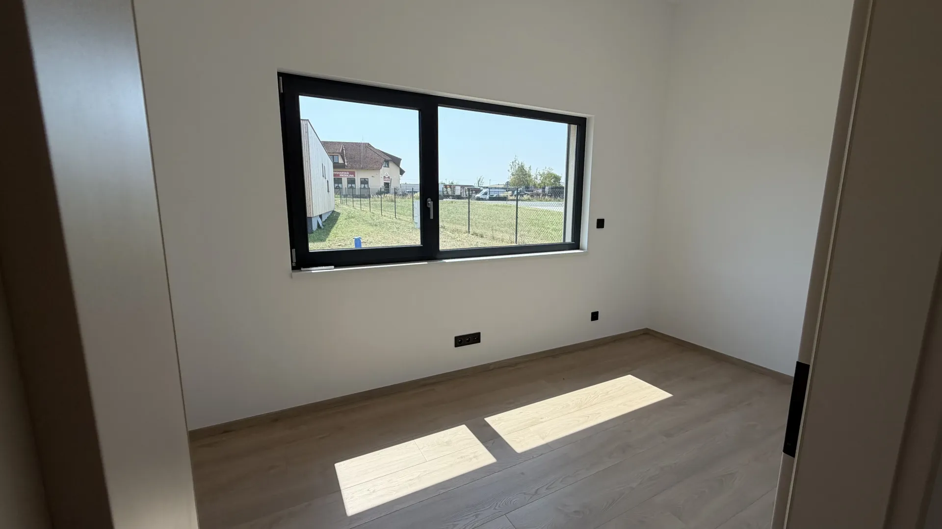 Dům 15×5 + 7×5 m